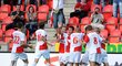 Fotbalisté Slavie se radují po vstřelené brance