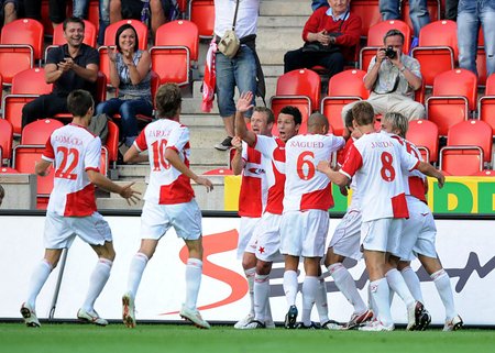 Fotbalisté Slavie se radují po vstřelené brance