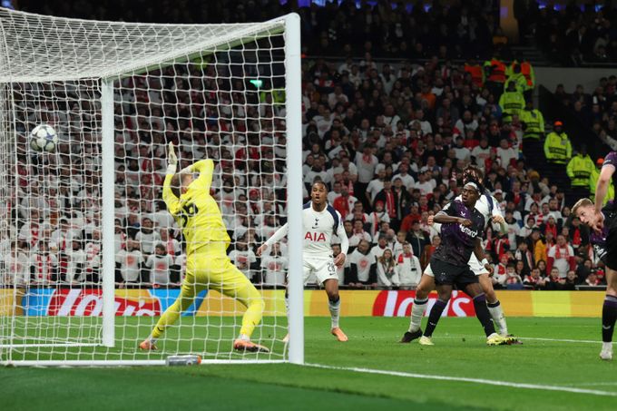 ONLINE: Tottenham - Slavia 1:0. Šílená chyba Zimy, Pražané po vlastním gólu prohrávají ONLINE: Tottenham - Slavia 1:0. Šílená chyba Zimy, Pražané po vlastním gólu prohrávají