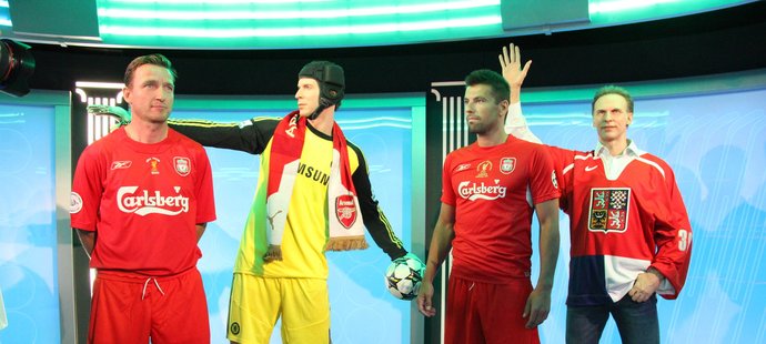Fotbalové osobnosti Milan Baroš a Vladimír Šmicer (vlevo) nezapřely, že mají k Liverpoolu pořád vztah. Voskový Petr Čech měl na krku symbolicky šálu svého nového zaměstnavatele - Arsenalu.