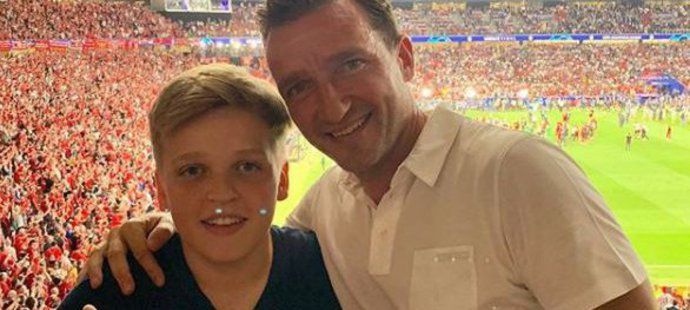 Vladimír Šmicer sledoval šestý triumf Liverpoolu v Lize mistrů přímo na stadionu v Madridu se svým synem