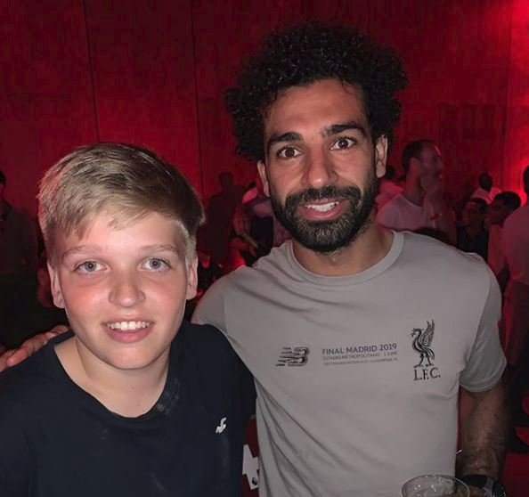 Šmicerův syn Jiří se při oslavách vítězství Liverpoolu vyfotil s Mohamedem Salahem