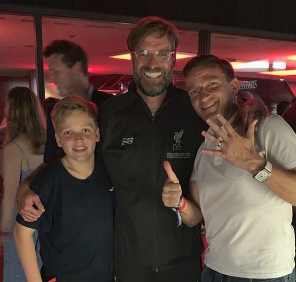 Náš šestý triumf! ukazuje Šmicer na fotografii s koučem Liverpoolu Jürgenem Kloppem