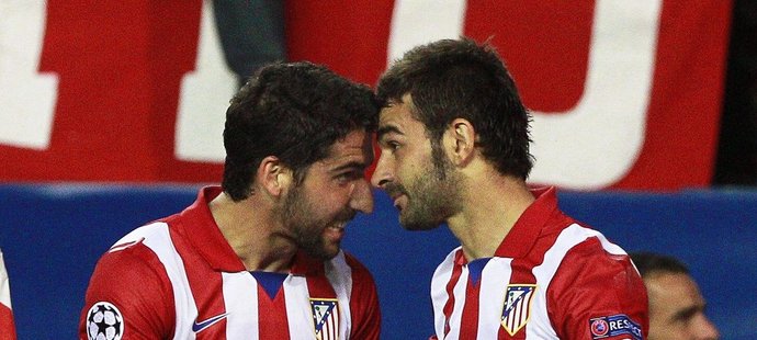 Raul Garcia s Adrianem Lopezem se radují z branky do sítě Barcelony