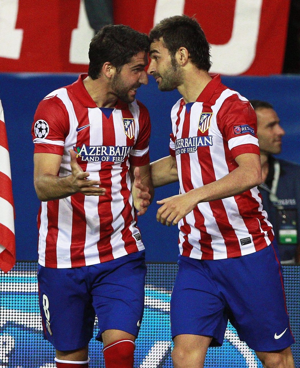 Raul Garcia s Adrianem Lopezem se radují z branky do sítě Barcelony