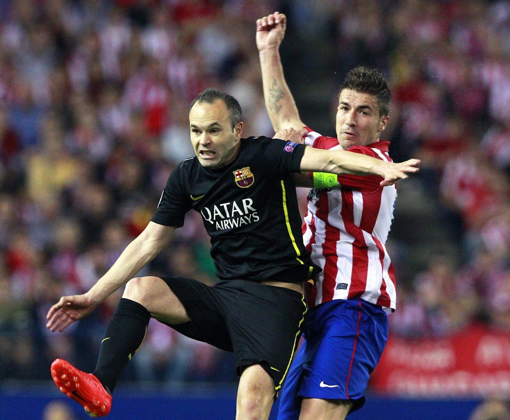 Kapitán Atlétika Madrid Gabi v souboji s barcelonským Andrésem Iniestou