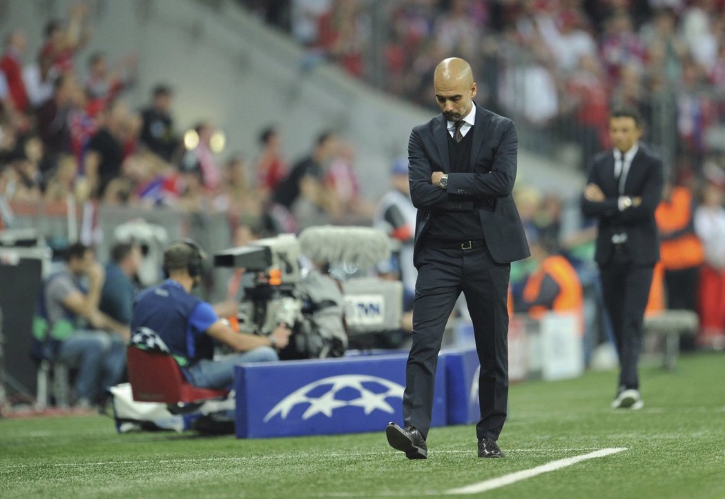 Zklamaný Pep Guardiola v zápase Bayernu s Barcelonou