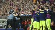Fotbalisté Barcelony se radují z branky na hřišti Bayernu