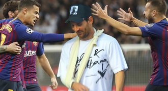 Messi poprvé ukázal zlomenou ruku. Se Suárezem šel pro děti