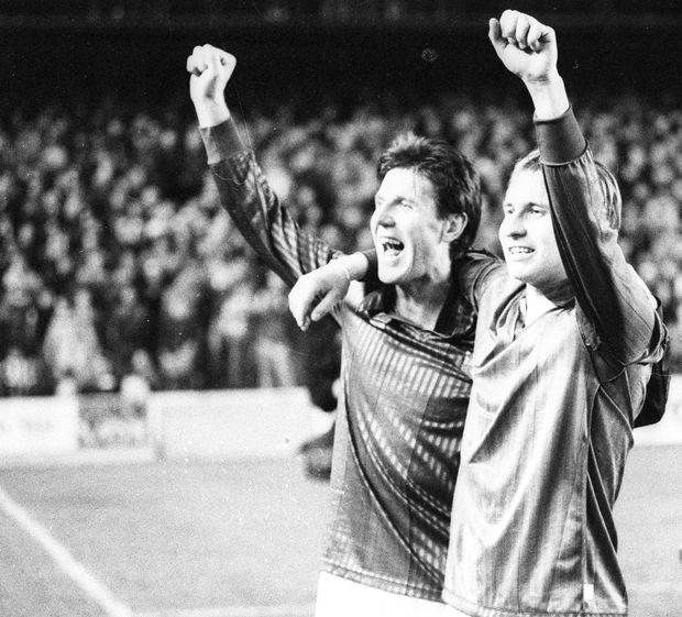Jozef Chovanec a Horst Siegl (vpravo) slaví triumf nad Barcelonou v semifinálové skupině Ligy mistrů v roce 1992 Jozef Chovanec a Horst Siegl (vpravo) slaví triumf nad Barcelonou v semifinálové skupině Ligy mistrů v roce 1992