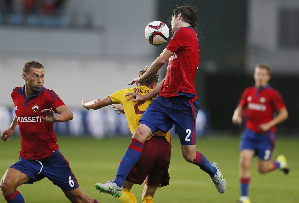 Ladislav Krejčí, střelec druhého gólu Sparty, bojuje s trojnásobnou přesilou CSKA