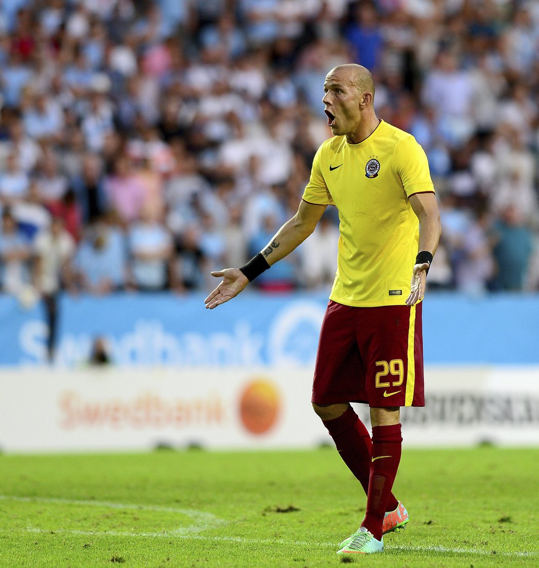 Roman Bednář nedokázal dát gól, ke konci ještě vyfasoval žlutou kartu