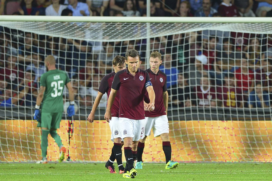 David Lafata míří ke středovému kruhu po vyrovnání Steauy na 1:1