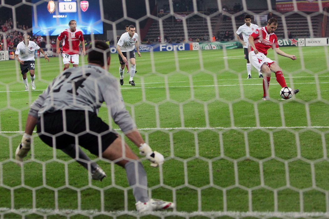 Milan Jovanovič ze Standardu Lutych proměňuje penaltu do sítě Arsenalu