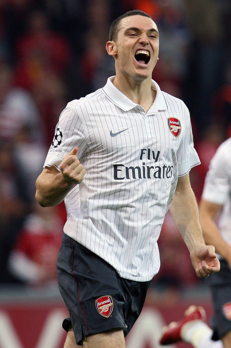 Thomas Vermaelen z Arsenalu se raduje z gólu do sítě Standardu Lutych