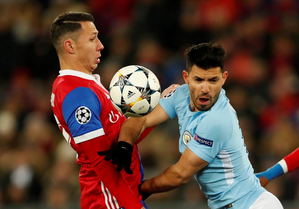 Stoper Basileje Marek Suchý a útočník Manchesteru City Sergio Agüero