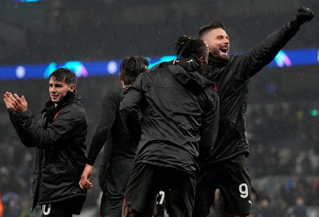 Fotbalisté AC Milán se radují z postupu do čtvrtfinále Ligy mistrů