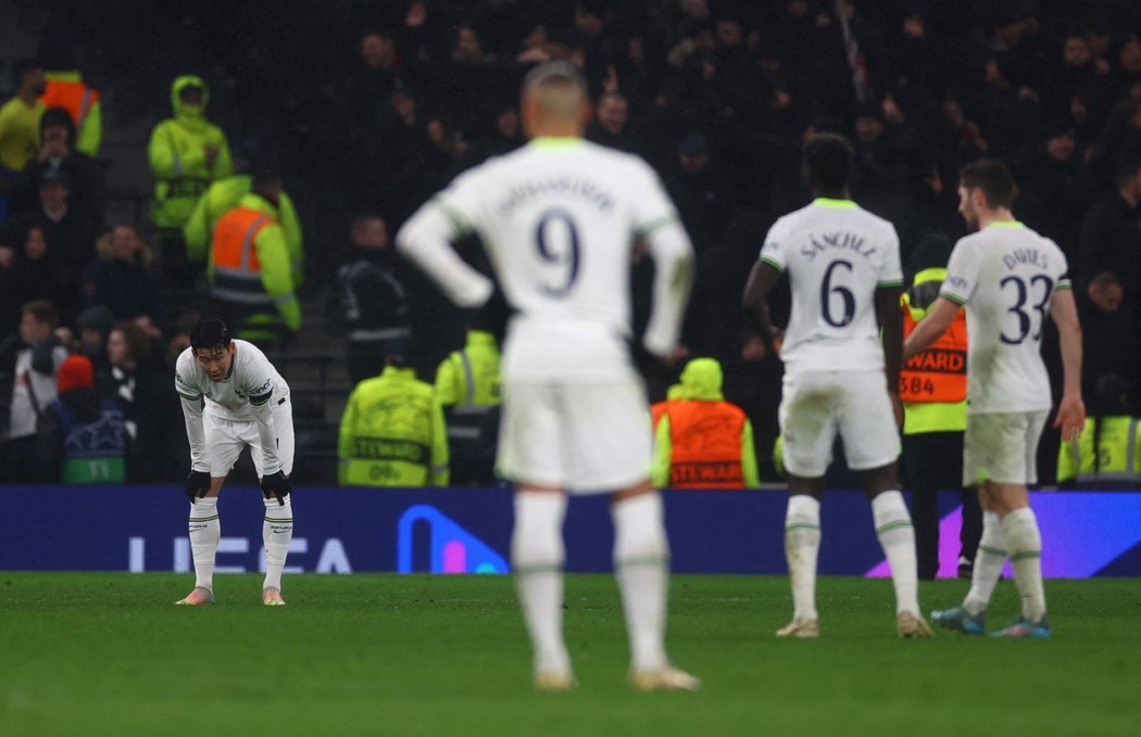 Fotbalisté Tottenhamu smutní po konci v Lize mistrů