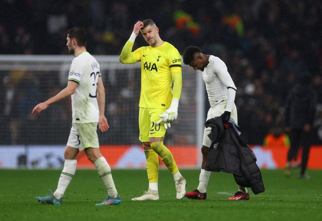 Fotbalisté Tottenhamu smutní po konci v Lize mistrů