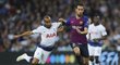 Záložník Tottenhamu Lucas se snaží sebrat míč barcelonskému Busquetsovi