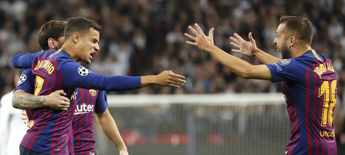 Hráči Barcelony se radují z gólu do sítě Tottenhamu