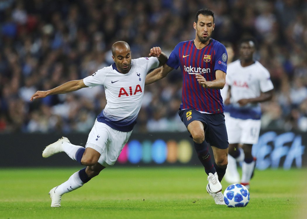 Záložník Tottenhamu Lucas se snaží sebrat míč barcelonskému Busquetsovi