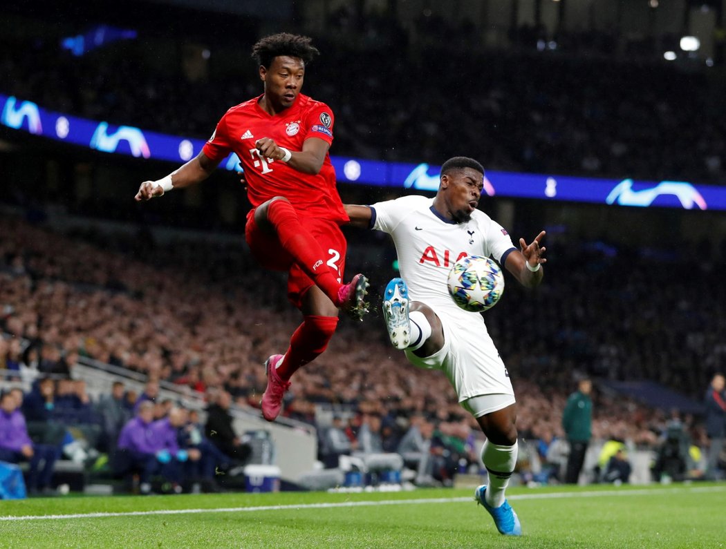 David Alaba z Bayernu Mnichov v souboji proti Serge Aurierovi z Tottenhamu