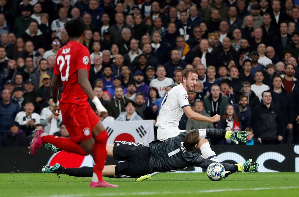 Harry Kane se snažil překonat Manuela Neuera, který v této situaci proti anglickému kanonýrovi uspěl