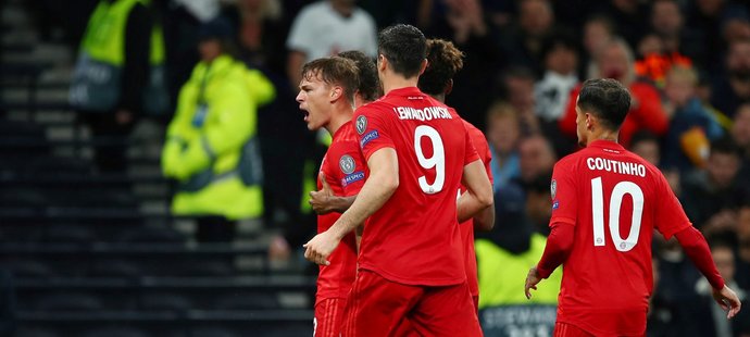 Joshua Kimmich se raduje se spoluhráči z Bayernu z vyrovnávací branky na 1:1 na hřišti Tottenhamu
