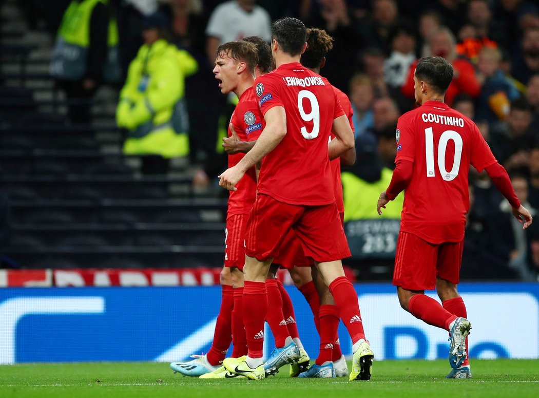 Joshua Kimmich se raduje se spoluhráči z Bayernu z vyrovnávací branky na 1:1 na hřišti Tottenhamu