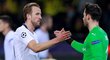 Harry Kane se po utkání Tottenham - Borussia Dortmund zdraví s brankářem Romanem Buerkim