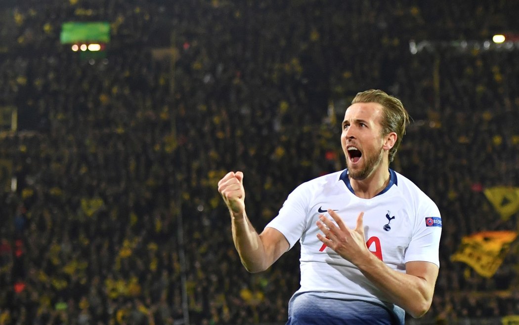 Harry Kane oslavuje vstřelenou branku v zápase s Borussií