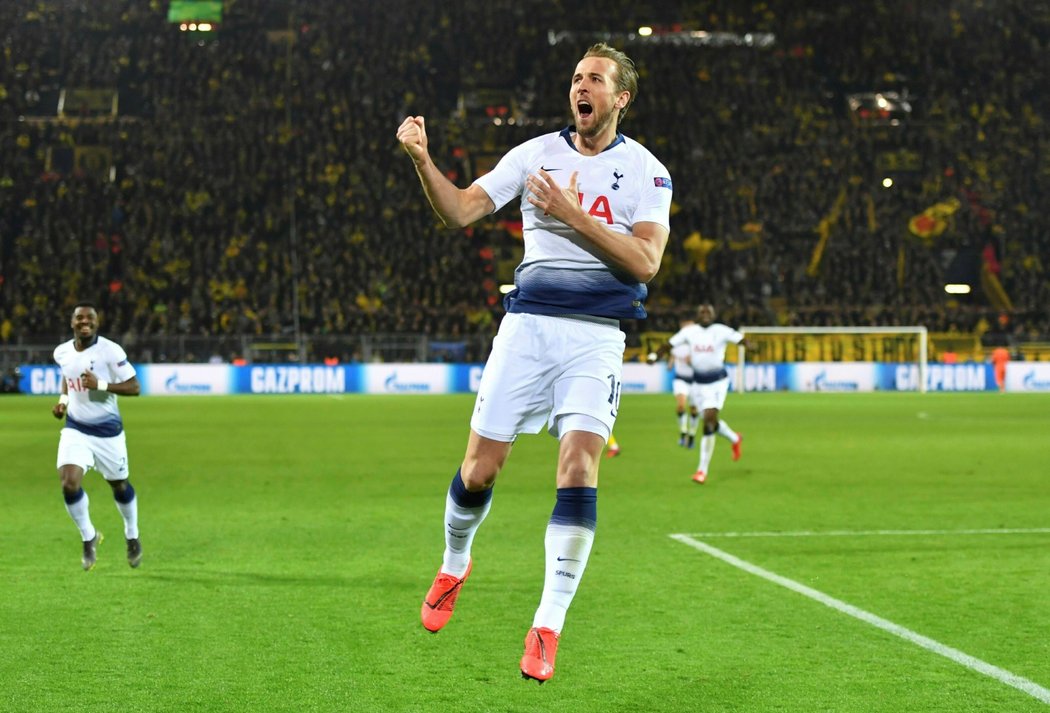 Harry Kane oslavuje vstřelenou branku v zápase s Borussií