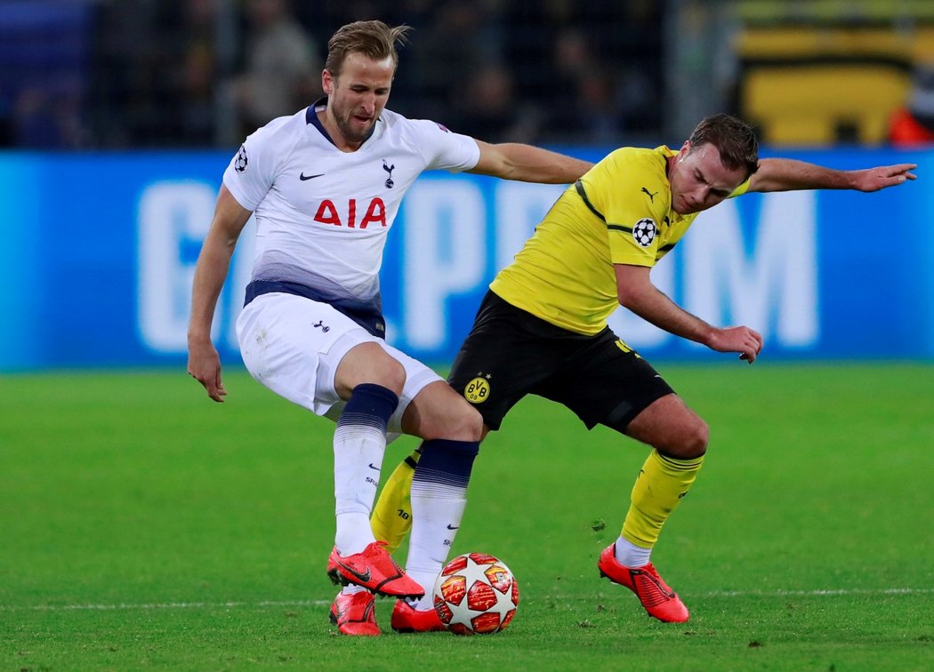 Harry Kane (vlevo) v souboji s Mario Götzem (vpravo) během duelu Ligy mistrů