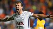 Fotbalista Tottenhamu Harry Kane slaví svůj  hattrick proti APOELu FC