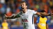 Fotbalista Tottenhamu Harry Kane slaví svůj  hattrick proti APOELu