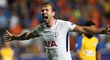 Fotbalista Tottenhamu Harry Kane slaví svůj  hattrick proti APOELu FC