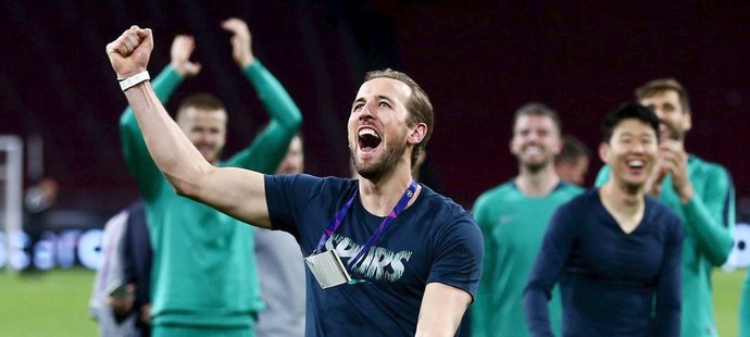 Harry Kane oslavuje se svými spoluhráči postup do finále Ligy mistrů