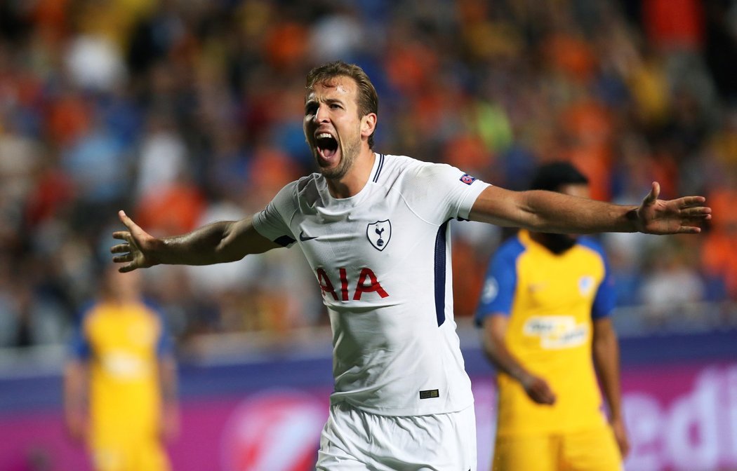 Fotbalista Tottenhamu Harry Kane slaví svůj  hattrick proti APOELu FC