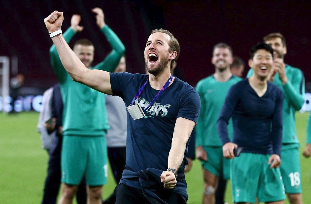 Harry Kane oslavuje se svými spoluhráči postup do finále Ligy mistrů