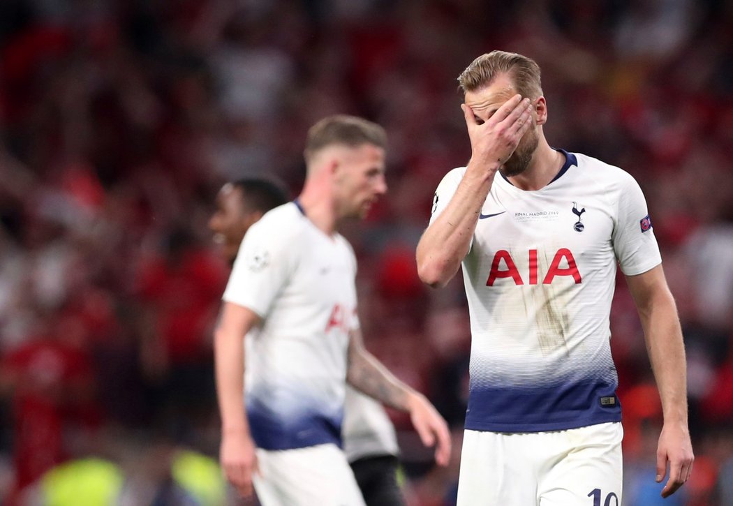 Zklamaný útočník Tottenhamu Harryho Kanea po prohraném finále Ligy mistrů