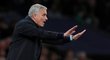Stratég Mourinho uklidňuje hráče Tottenhamu během zápasu s Olympiakosem