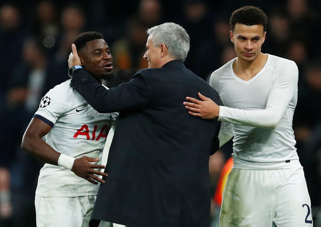 Kouč Mourinho děkuje svým svěřencům a střelcům utkání. Vlevo Serge Aurier a vpravo Dele Alli