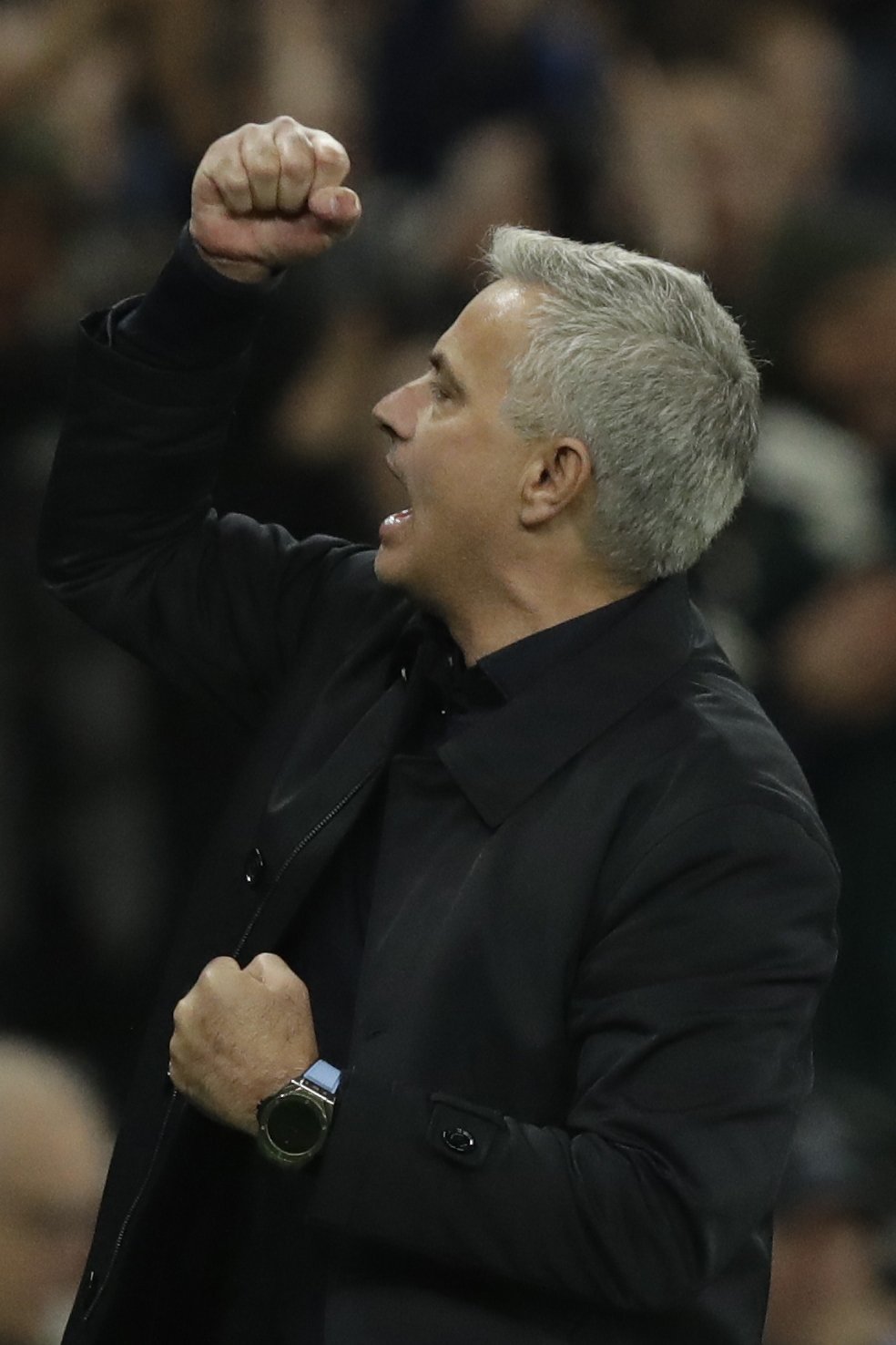 Emotivní jako vždy. Portugalec Mourinho řádil u střídaček během zápasu s Olympiakosem