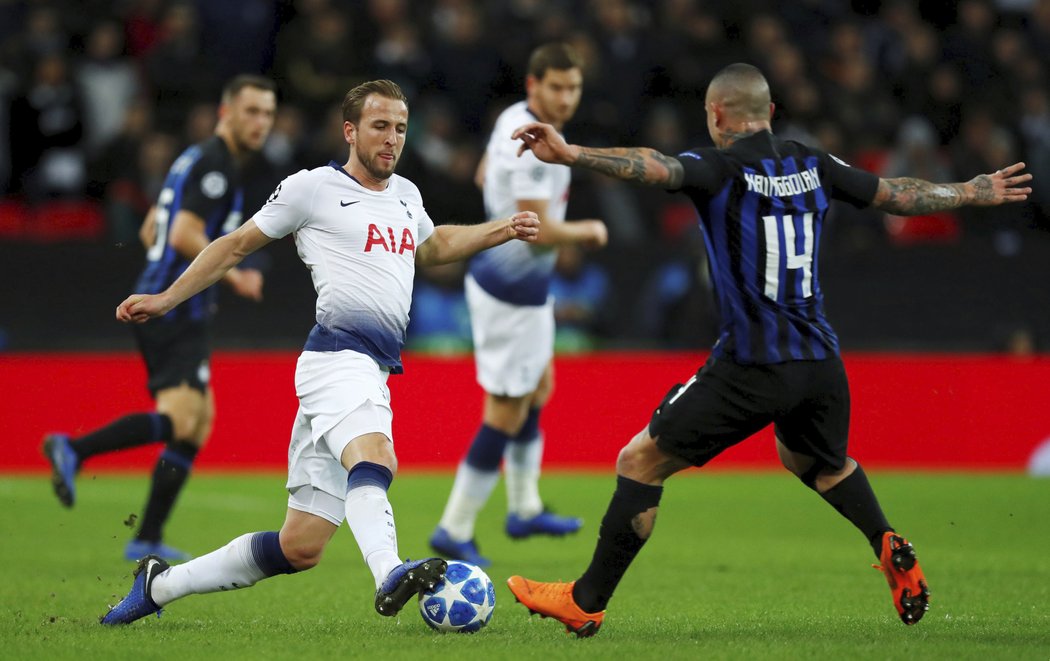 Záložník Interu Milán Radja Nainggolan (vpravo) se snaží zastavit útočnou hrozbu Tottenhamu jménem Harry Kane