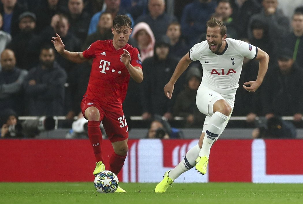 Harry Kane schytal se svými spoluhráči doma od Bayernu drtivou porážku.