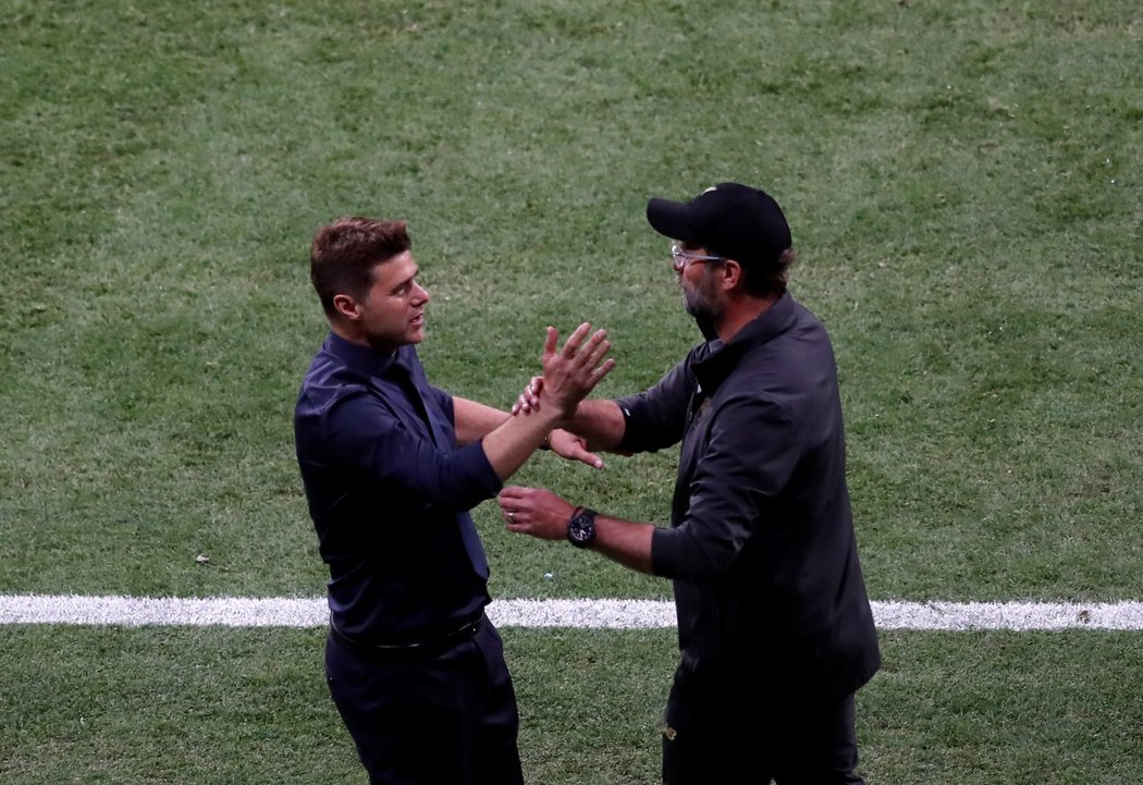 Trenér Tottenhamu Mauricio Pochettino gratuluje svému protějšku Jürgenu Kloppovi k vítězství v Lize mistrů