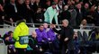 Kouč Tottenhamu José Mourinho jde osobně poděkovat podavači míčů, který rychlou akcí pomohl ke gólu