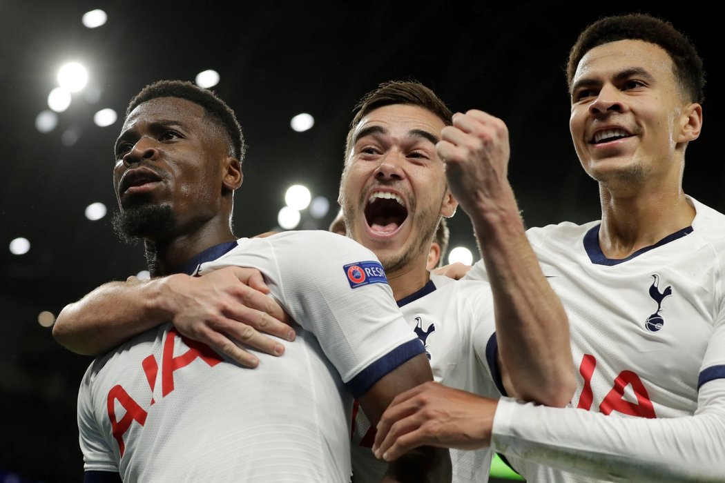 Radost hráčů Tottenhamu po obratu v zápase s Olympiakosem z 0:2 na 4:2