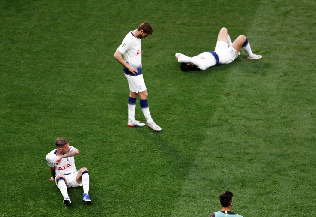 Hráči Tottenhamu jako poražení finalisté těžce vydýchávají núspěch